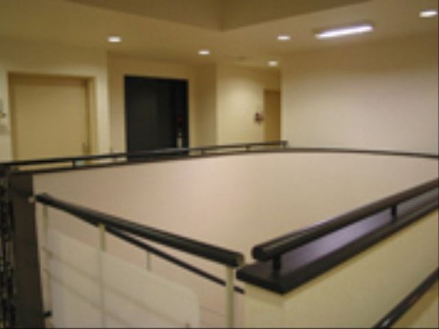 明るい廊下の手すり 手すり 手すりが設置された安全に配慮された廊下です。清潔感のある環境で快適な移動が可能です。