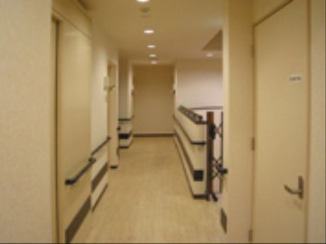 清潔感のある廊下 廊下 手すりが設置された安全配慮の廊下です。清潔感のあふれる環境で働けることを期待してください。