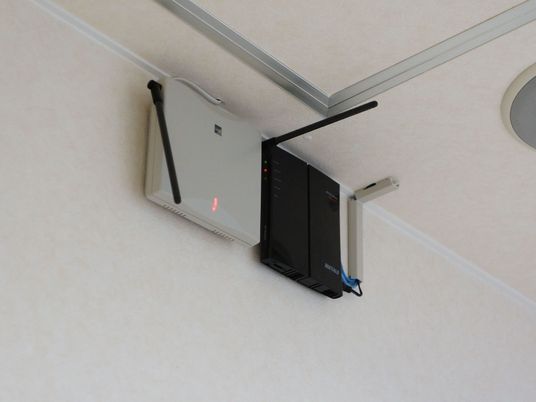 壁に取り付けられた無線機器