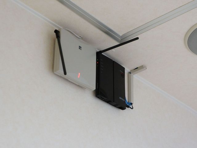 壁に取り付けられた無線機器