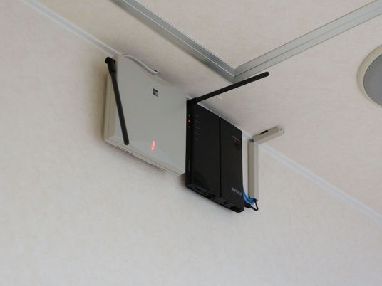通路にはインターネットが使えるようルーターを付けている。邪魔にならないよう天井近くに２つ設置している。