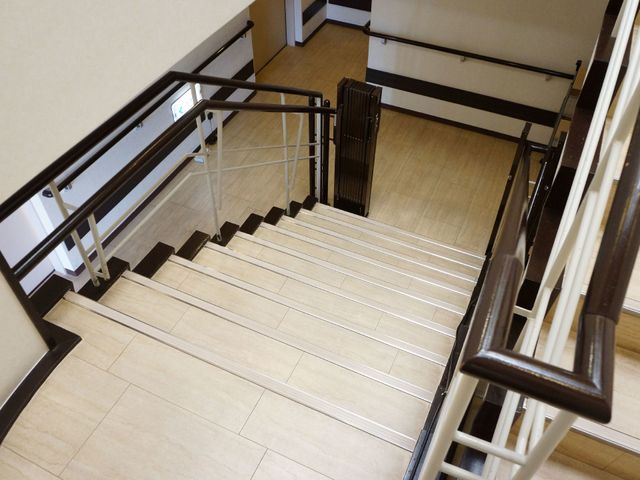 清潔な施設の階段