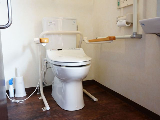 バリアフリートイレ設備 トイレ 安心してご利用いただけるよう、手すりが付いた清潔なトイレ空間です。動作のサポートに役立つ設備が整っています。