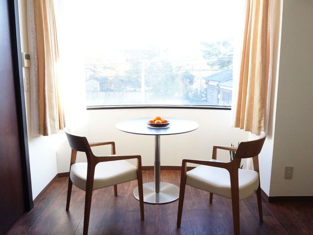 明るい居室のコーナー 居室 窓辺に配されたテーブルセットが、日当たりの良いリラックス空間を演出しています。ゆったりとした時を過ごせる場所です。