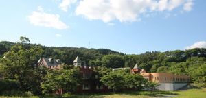 緑豊かな建物の外観