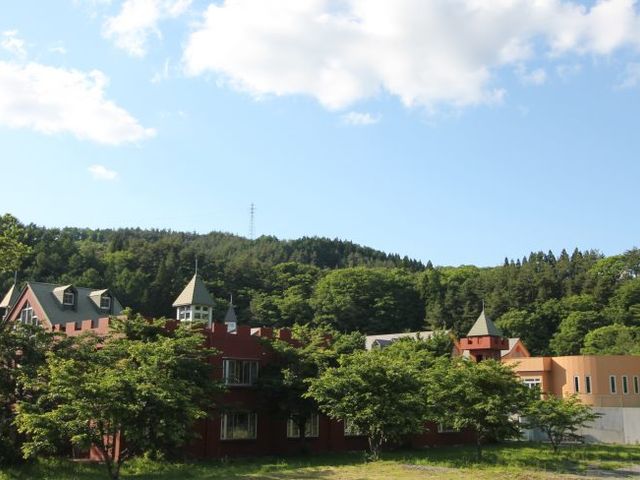 緑豊かな建物の外観 外観 自然に囲まれた魅力的な環境です。ゆったりとした施設でリラックスできます。