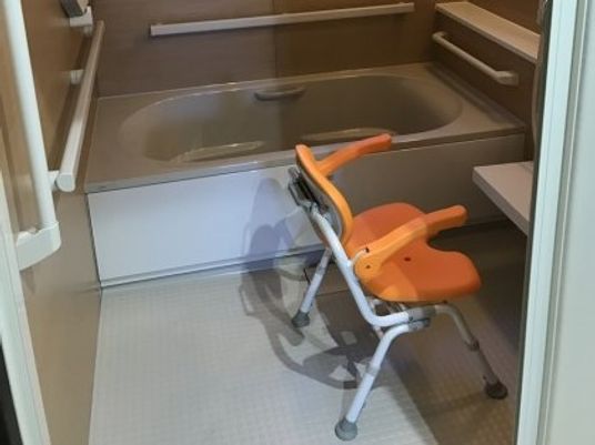 バリアフリー設計の浴室