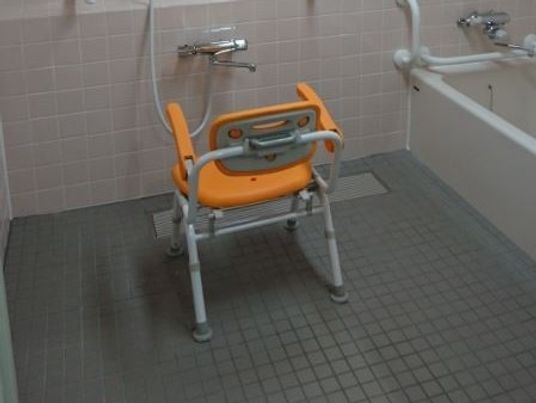 バリアフリー浴室の椅子