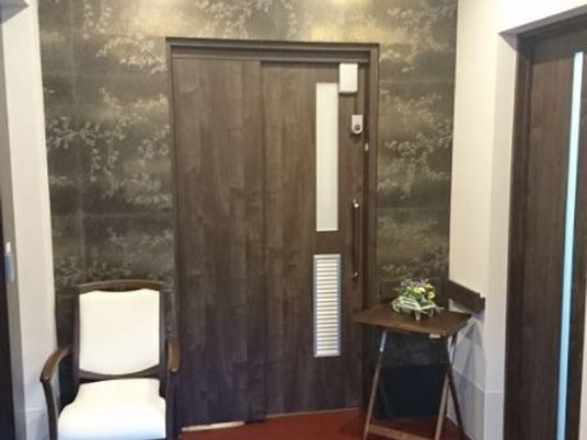 居室の入口と椅子