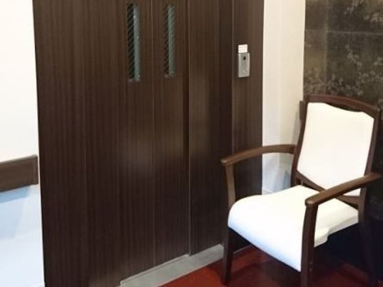 茶色の扉と白い椅子