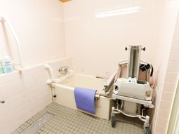 介助向け設備完備の浴室