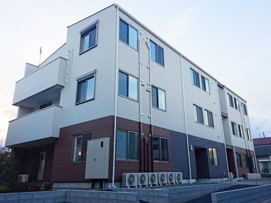 白と茶のモダンな外観