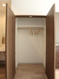 開かれた茶色いクローゼット