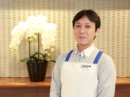 スタッフの笑顔壁面装飾前