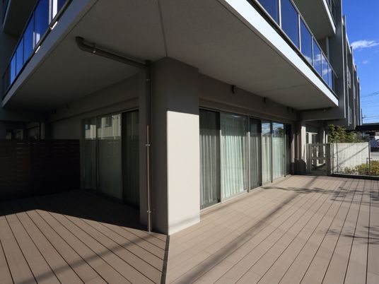 日差しの明るいテラス