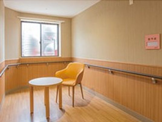 光が差し込む廊下