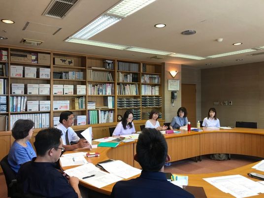 会議中のスタッフイメージ  
