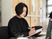 書類を確認する職員がいる休憩室  