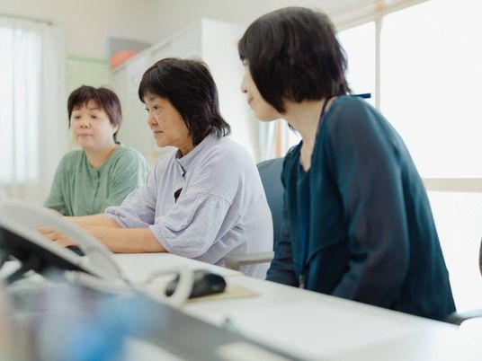 相談するスタッフと利用者の会議室  