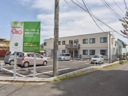 施設外観と駐車場