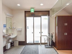 明るいエントランスの様子