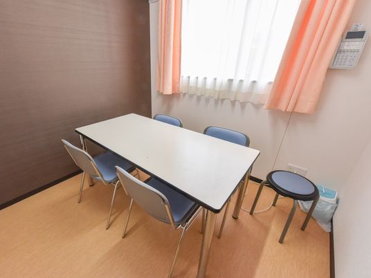 シンプルなダイニングテーブル