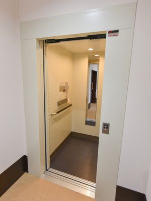 エレベーターの扉と内部