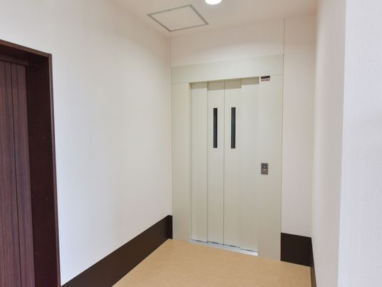 清潔なエレベーター前