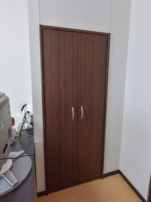 茶色い扉の居室入り口