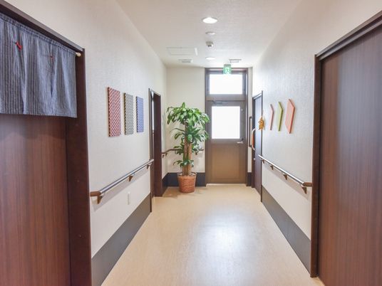 明るく清潔な廊下