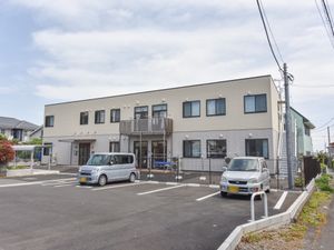 外観の建物と駐車場