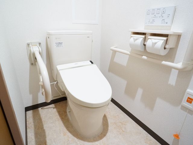 バリアフリートイレ トイレ ちょうどよく手が届く手すり付きで、安全に配慮された明るい空間です。