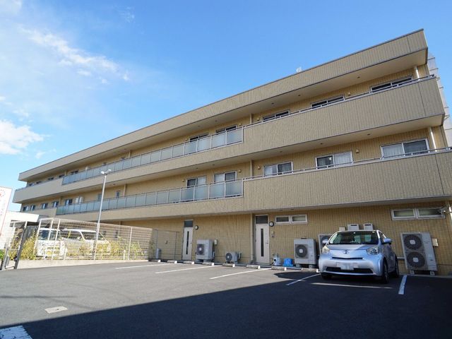 多階層建物の外観 外観 ゆとりのある駐車スペースを備えた建物です。清潔感のある外壁が印象的です。