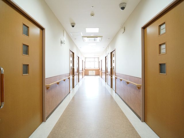 明るく清潔な廊下 廊下 手すり完備で安全に配慮された通路です。開放感ある設計で快適な環境を提供しています。