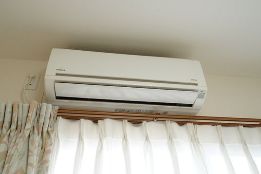 壁掛け型のエアコン