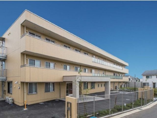 明るい外観の建物 外観 清潔感あふれる外観で、落ち着いた環境が広がっています。