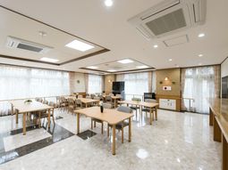 広々とした明るい食堂