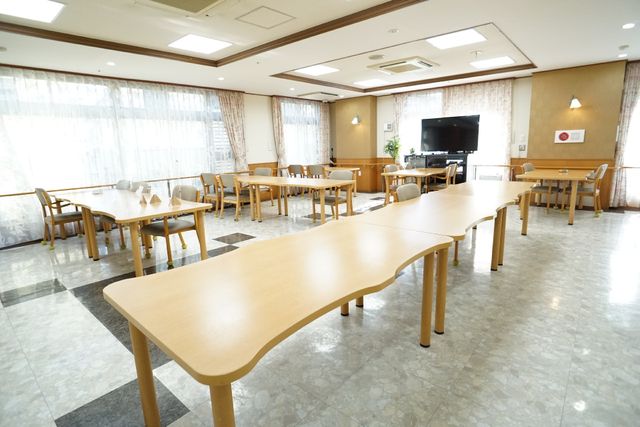 明るい食堂の様子 共有スペース 広々とした食事スペースには、柔らかな光が差し込み温かい雰囲気が漂います。