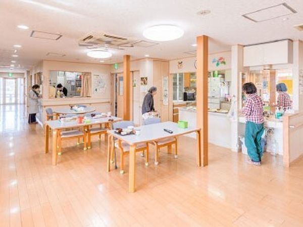 明るいダイニングの様子