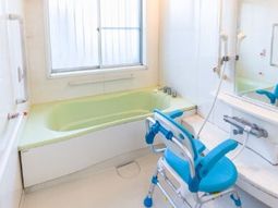 明るい浴室と介助用椅子