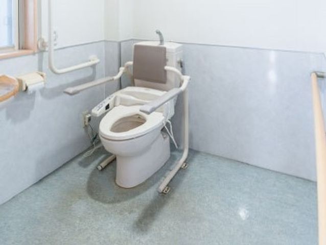 明るい清潔なトイレ トイレ 手すり付きで安全に配慮されたトイレ空間です。快適な環境での就業をお考えの方に。