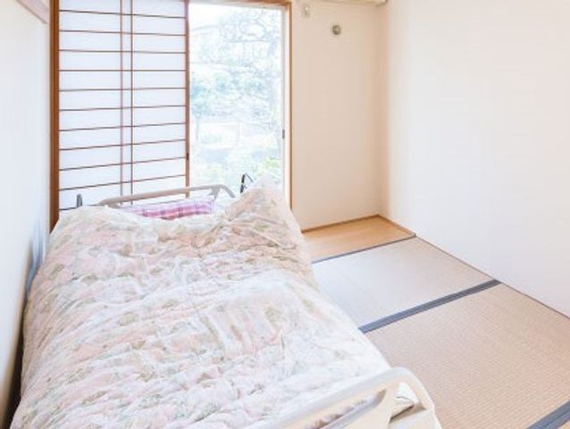 和室のベッドエリア 居室 畳とベッドが調和したあたたかみのある空間です。ゆったりと過ごせそうな雰囲気が漂っています。