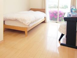 明るい居室の一角