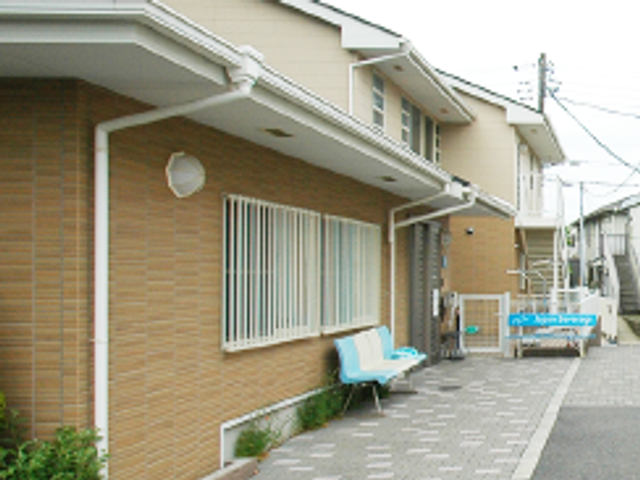 明るい外観 外観 温かみのある建物で、訪れる人を安心感で包みます。快適な環境で働くことができます。