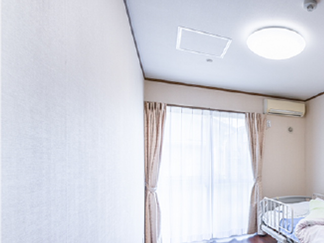 自然光が差し込む居室 居室 柔らかな自然光が差し込む居室で、快適に過ごせます。働く環境としても落ち着いています。