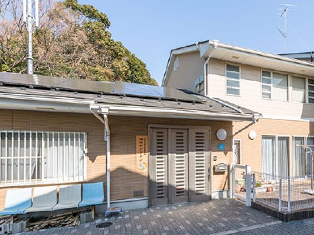 日光が当たる建物外観 外観 日光を浴びた建物の外観。清潔感があり、落ち着いた雰囲気が印象的です。