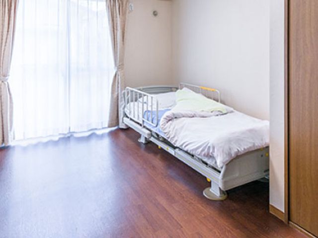 柔らかな光が差し込む居室 居室 大きな窓から自然光が降り注ぎ、明るく清潔感のある個室です。居心地の良い空間が広がっています。