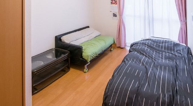 日当たりの良い居室 居室 日当たりの良い居室には、快適なベッドとソファが備えられています。リラックスした時間を過ごせます。