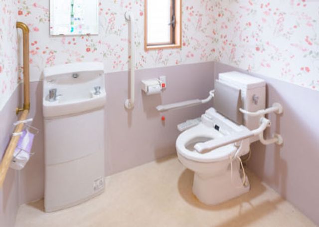 手すり付きの洋式トイレ トイレ 安全で使いやすい手すり付きのトイレです。清潔感のある空間が心を和ませます。