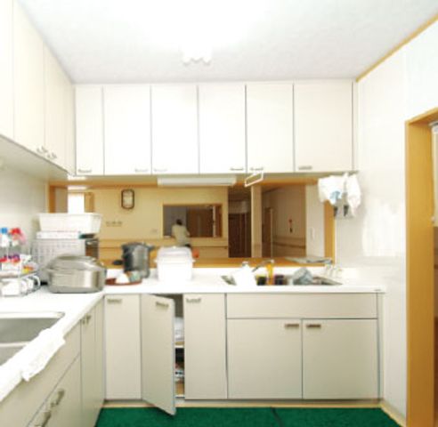 調理器具が整ったキッチン キッチン 快適なキッチンには、日常的に使用される調理器具や広い作業スペースがあります。